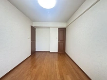 【東京都/調布市国領町】ヒルズ・グランウェイヴ調布国領 洋室：約7.1畳・床暖房付
ウォークインクロークローゼット付