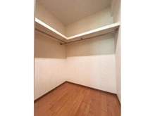 【東京都/調布市国領町】ヒルズ・グランウェイヴ調布国領 収納：約7.1畳の洋室のウォークインクロークローゼット