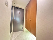 【東京都/調布市国領町】ヒルズ・グランウェイヴ調布国領 玄関：収納付