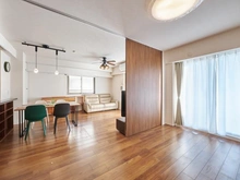 【東京都/稲城市東長沼】プラウドシティ南山 A棟 リビング・ダイニング：（手前）洋室