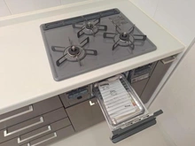 【埼玉県/八潮市大字伊勢野】ブライトップガーデン キッチン：三口コンロ･グリル