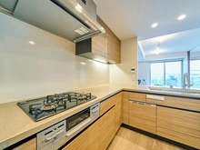 【東京都/目黒区大岡山】プラウド都立大学 キッチン：※家具・調度品等は販売価格に含まれておりません。