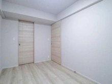 【神奈川県/川崎市多摩区生田】クレストフォルム生田グランヒルズ 洋室：約6.0帖
ウォークインクローゼット付き