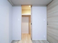 【神奈川県/川崎市多摩区生田】クレストフォルム生田グランヒルズ 洋室：約6.0帖
ウォークインクローゼット付き