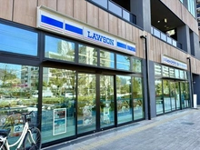 【神奈川県/横浜市港北区箕輪町】プラウドシティ日吉 レジデンスIII ローソンSOCOLA日吉店（現地より約100m）