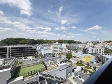 【神奈川県/横浜市港北区箕輪町】プラウドシティ日吉レジデンスII 眺望：玄関前共用廊下から