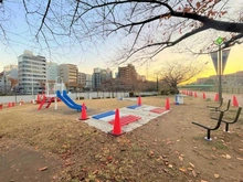 【神奈川県/横浜市港北区新横浜】サンマンションアトレ新横浜駅前公園 新横浜駅前公園（現地より約10m）