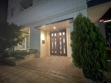 【神奈川県/横浜市港北区新横浜】D’クラディア新横浜PLATINUM SOLID エントランス：夜間マンション入り口