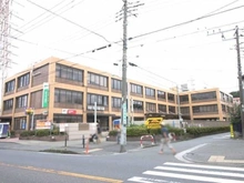 【神奈川県/横浜市港北区菊名】サンクタス菊名リネアストリシア 港北図書館（現地より約1,090m）：