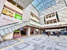 【神奈川県/横浜市港北区箕輪町】プラウドシティ日吉レジデンスII 東急百貨店日吉店（現地より約800m）