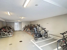 【神奈川県/横浜市港北区新横浜】リビオ新横浜 駐輪場