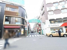 【神奈川県/横浜市港北区箕輪町】プラウドシティ日吉レジデンスIII 普通部通り（現地より約1,000m）