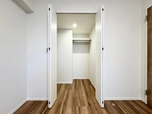 【神奈川県/横浜市港北区大豆戸町】ハイセレサ菊名アクティール 収納：北側洋室 約6.3帖 ウォークインクローゼット