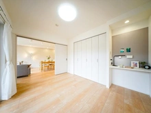 【神奈川県/横浜市港北区篠原町】朝日パリオ新横浜 洋室：リビング横 約6.0帖