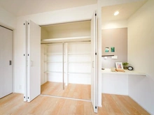 【神奈川県/横浜市港北区篠原町】朝日パリオ新横浜 収納：リビング横洋室 約6.0帖内