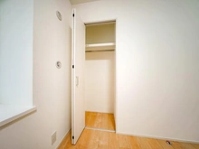 【神奈川県/横浜市港北区篠原町】朝日パリオ新横浜 収納：北側洋室 約4.6帖内