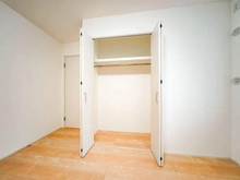 【神奈川県/横浜市港北区篠原町】朝日パリオ新横浜 収納：北側洋室 約6.7帖内