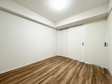 【神奈川県/横浜市港北区大豆戸町】ハイセレサ菊名アクティール 洋室：リビング横 約5.5帖