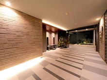 【神奈川県/横浜市港北区大倉山】プラウド大倉山ディアージュ エントランス：夜間撮影