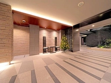 【神奈川県/横浜市港北区大倉山】プラウド大倉山ディアージュ エントランス：夜間撮影