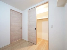 【神奈川県/横浜市港北区新横浜】ミオカステーロ新横浜IV 収納：サービスルーム（納戸）6帖内