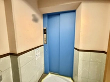 【神奈川県/三浦市南下浦町上宮田】サンコートマホロバ 壱番館 共用部：エレベーターホール