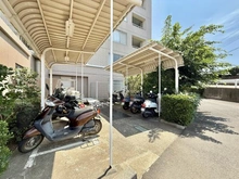 【神奈川県/三浦市南下浦町上宮田】サンコートマホロバ 壱番館 バイク置場