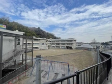 【神奈川県/横須賀市追浜東町】ザ・パークハウス追浜 エアリアルフォート 横須賀市立浦郷小学校（現地より約200m）：