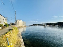 【神奈川県/横須賀市東浦賀】ミレニアムレジデンス浦賀 外観：海に面しています。
