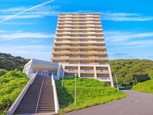 【神奈川県/横須賀市野比】ユニーブル湘南野比リ・ノヴァス タワー棟 外観：海辺の高台に位置するタワーレジデンス