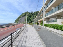 【神奈川県/逗子市新宿】シーサイドコート逗子海岸ウェリスステージ 前面道路