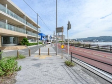【神奈川県/逗子市新宿】シーサイドコート逗子海岸ウェリスステージ 前面道路