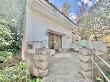 【神奈川県/逗子市小坪】コスモミロス逗子 L棟 エントランス：エントランスに続く斜行エレベーター