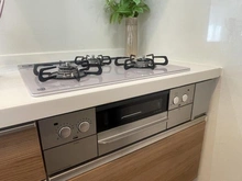 【神奈川県/横須賀市船越町】プリンスハイツガーデン湘南船越 マグノリア館 キッチン：三口コンロ
家具調度品は価格に含まれません