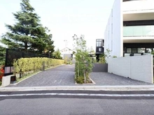 【神奈川県/横浜市港南区上大岡東】ザ・マスターズガーデン横濱上大岡 駐車場：車両入口