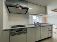 【神奈川県/横須賀市衣笠栄町】BELISTA衣笠駅前 弐番館 キッチン：家具・調度品等は本体価格に含まれません。