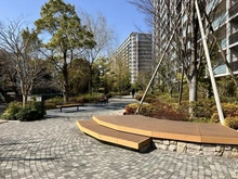 【神奈川県/横浜市栄区小菅ケ谷】パークホームズ横浜本郷台リバーサイドヴィラ THE EAST 敷地内：せせらぎ緑道（公開空地）