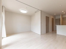 【神奈川県/横浜市栄区小菅ケ谷】パークホームズ横浜本郷台リバーサイドヴィラ THE EAST リビング・ダイニング：リビング～洋室