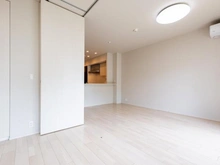 【神奈川県/横浜市栄区小菅ケ谷】パークホームズ横浜本郷台リバーサイドヴィラ THE EAST リビング・ダイニング：洋室～リビング