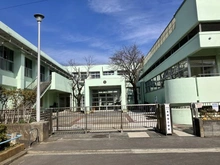 【神奈川県/横浜市栄区小菅ケ谷】パークホームズ横浜本郷台リバーサイドヴィラ THE EAST 本郷台小学校（現地より約910m）