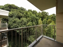 【神奈川県/鎌倉市植木】グランシティ鎌倉植木の杜 眺望：北側バルコニーから鎌倉の自然を感じられます。