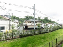 【神奈川県/鎌倉市台】クレストシティ鎌倉大船サウス 眺望：バルコニーから
前面道路との距離があり、お部屋の中に明るい陽が入ります。