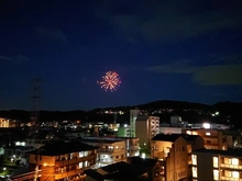 【神奈川県/鎌倉市小袋谷】ヴェレーナグラン鎌倉大船瑞景 眺望：ズームなし、バルコニーより花火を望みます（天候による）