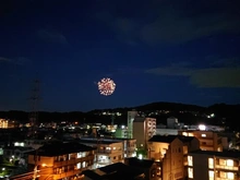 【神奈川県/鎌倉市小袋谷】ヴェレーナグラン鎌倉大船瑞景 眺望：ズームなし、バルコニーより花火を望みます（天候による）
