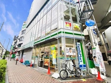 【神奈川県/川崎市中原区新城】プラウド武蔵新城ステーションマークス ファミリーマート武蔵新城南口店（現地より約120m）