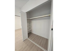 【神奈川県/横浜市青葉区美しが丘】扶桑ハイツたまプラーザの杜 収納：クローク内に可動棚、ハンガーパイプ設置