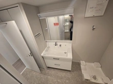 【神奈川県/横浜市青葉区美しが丘】扶桑ハイツたまプラーザの杜 洗面室：ひろびろボウル＆くるくる水栓搭載のリクシル製洗面化粧台