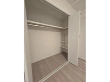 【神奈川県/横浜市青葉区美しが丘】扶桑ハイツたまプラーザの杜 収納：クローク内に可動棚、ハンガーパイプ設置