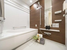 【神奈川県/横浜市青葉区桜台】プロミライズ青葉台 C棟 浴室：またぎ高さを低く抑えた低床式 魔法びん浴槽や、ほっからり床などを採用