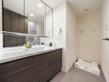 【神奈川県/横浜市青葉区桜台】プロミライズ青葉台 C棟 洗面室：リネン庫・三面鏡裏収納があります